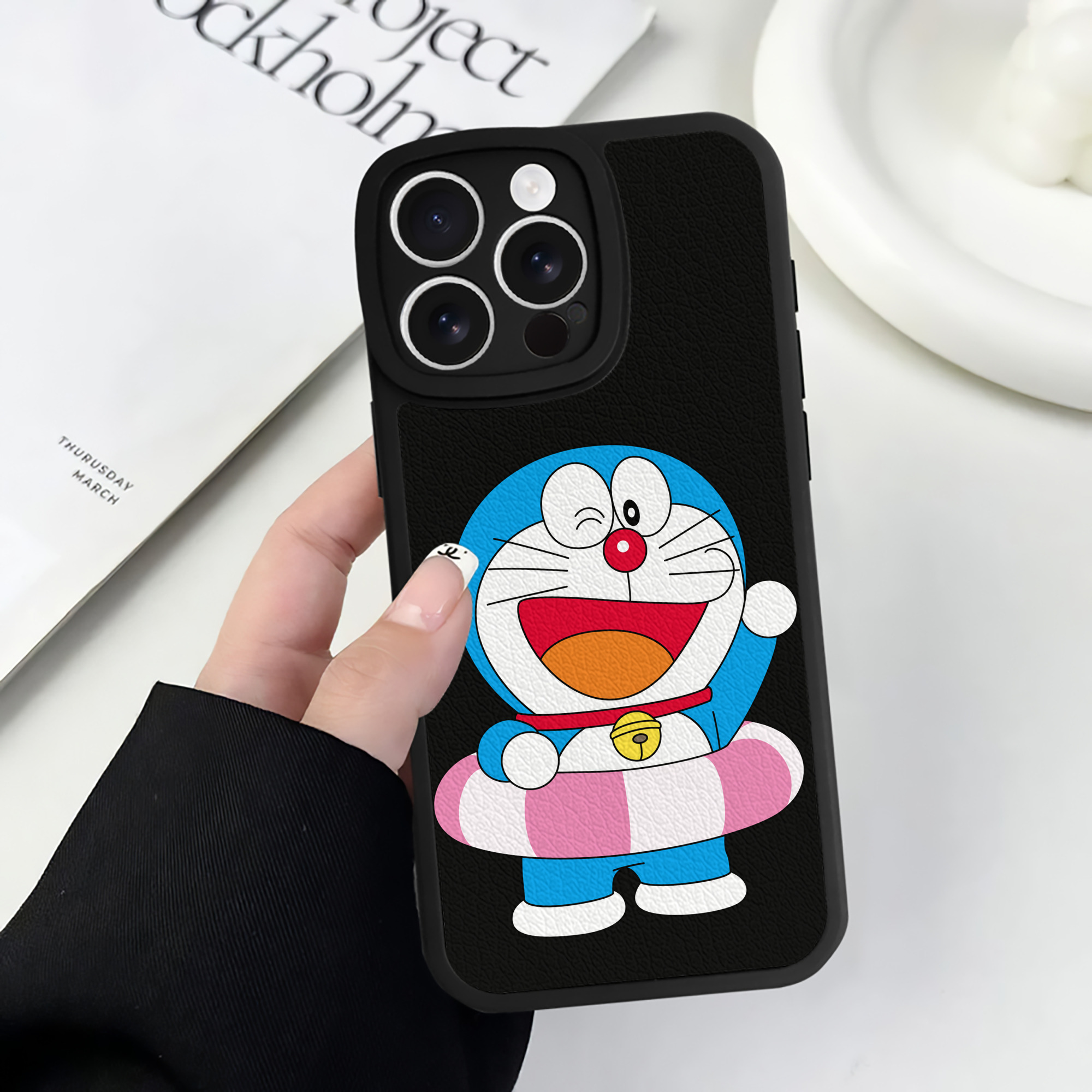 （画像用） ドラえもん Doraemon 【iPhone 16シリーズ対応】シリコンスマホケース（レザー調） 材質：シリコン